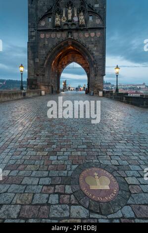 Vue depuis le pont Charles de Prague sur le Vlatva rivière la nuit Banque D'Images