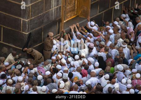 Sainte Kaaba. La porte de la Kaaba - Multazam. Musulmans priant à la porte de Kaaba Banque D'Images