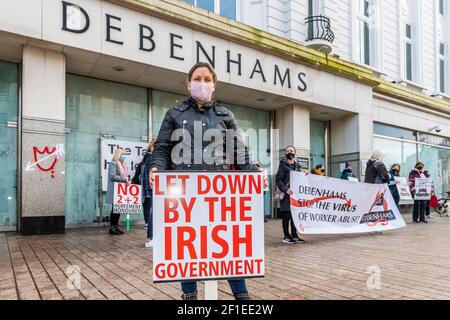 Cork, Irlande. 8 mars 2021. Ce matin, environ 25 anciens partisans de Debenhams et d'Arcadia se sont rassemblés devant le magasin de la rue Patrick pour protester contre la Journée internationale des femmes. Aujourd'hui marque le jour 333 du piquet de grève des travailleurs. Tania Laffan, une ancienne travailleuse Dorothy Perkins, a apporté son soutien aux manifestants de Debenhams. Crédit : AG News/Alay Live News Banque D'Images