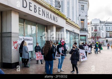 Cork, Irlande. 8 mars 2021. Ce matin, environ 25 anciens partisans de Debenhams et d'Arcadia se sont rassemblés devant le magasin de la rue Patrick pour protester contre la Journée internationale des femmes. Aujourd'hui marque le jour 333 du piquet de grève des travailleurs. Crédit : AG News/Alay Live News Banque D'Images