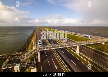 Autoroute A7 sur Afsluitdijk, barrage séparant la mer du Nord du lac Ijsselmeer. Vue depuis le pont de Breezanddijk, une île artificielle créée par Banque D'Images