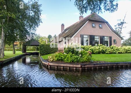 Giethoorn est une ville de la province d'Overijssel, pays-Bas, située dans la municipalité de Steenwijkerland, à environ 5 km au sud-ouest de Steenwijk Banque D'Images