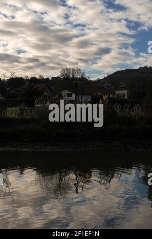 rivière tranquille à vizcaya dans le spainavec quelques nuages dans le ciel Banque D'Images