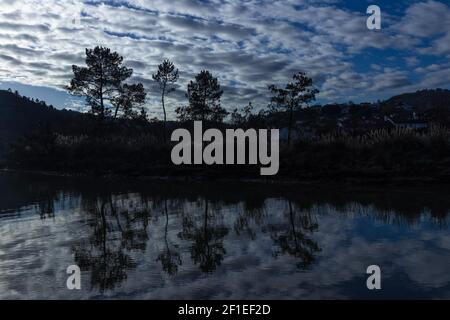 rivière tranquille à vizcaya dans le spainavec quelques nuages dans le ciel Banque D'Images