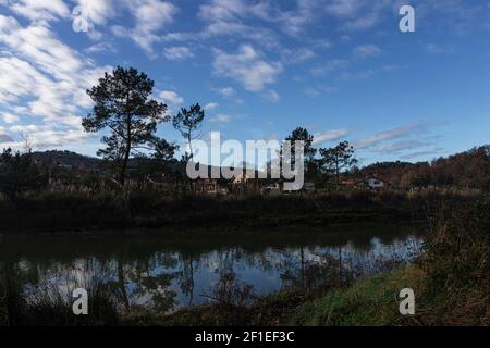 rivière tranquille à vizcaya dans le spainavec quelques nuages dans le ciel Banque D'Images