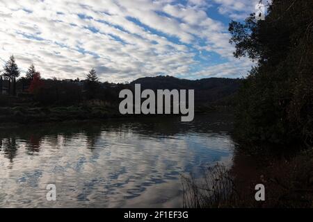 rivière tranquille à vizcaya dans le spainavec quelques nuages dans le ciel Banque D'Images