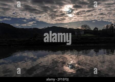 rivière tranquille à vizcaya dans le spainavec quelques nuages dans le ciel Banque D'Images