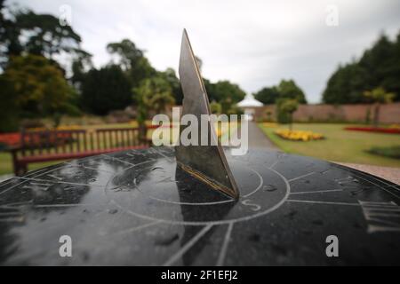 Belleisle Park , Ayr, Ayrshire, Écosse, Royaume-Uni. Cadran solaire dans le jardin clos Banque D'Images