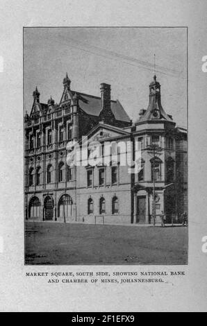 Place du marché, côté sud, montrant la Banque nationale et la Chambre des mines, Johannesburg, d'après le livre « Boer and Britischer in South Africa; Une histoire de la guerre Boer-British et les guerres pour l'Afrique du Sud unie, ainsi que des biographies des grands hommes qui ont fait l'histoire de l'Afrique du Sud » par Neville, John Ormond publié par Thompson & Thomas, Chicago, USA en 1900 Banque D'Images