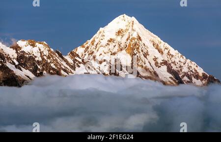 Vue en soirée du Mont Salkantay ou Salcantay au milieu des nuages, vue du sentier de randonnée de Choquequirao, région de Cuzco ou Cusco, région de Machu Picchu, P Banque D'Images