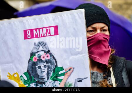 Rome, Italie. 08 mars 2021. La foule éclair du mouvement non una di meno devant le ministère de l'économie pendant la journée internationale des femmes contre la violence et la discrimination sexuelles crédit: LSF photo/Alay Live News Banque D'Images