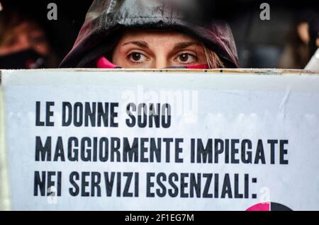 Rome, Italie. 08 mars 2021. La foule éclair du mouvement non una di meno devant le ministère de l'économie pendant la journée internationale des femmes contre la violence et la discrimination sexuelles crédit: LSF photo/Alay Live News Banque D'Images