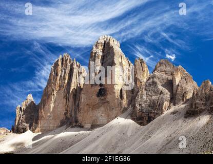 Vue sur Drei Zinnen ou Tre Cime di Lavaredo avec un magnifique nuage sur le ciel, Sextener Dolomiten ou Dolomiti di Sesto, Tirol du Sud, Dolomites montagnes, IT Banque D'Images