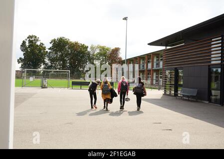 Un groupe de filles d'école marchant à l'école Banque D'Images