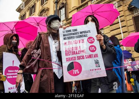 Rome, Italie. 08 mars 2021. La foule éclair du mouvement non una di meno devant le ministère de l'économie pendant la journée internationale des femmes contre la violence et la discrimination sexuelles crédit: LSF photo/Alay Live News Banque D'Images