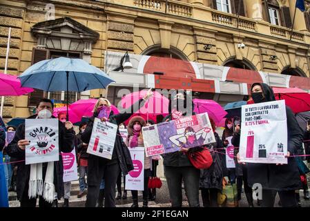 Rome, Italie. 08 mars 2021. La foule éclair du mouvement non una di meno devant le ministère de l'économie pendant la journée internationale des femmes contre la violence et la discrimination sexuelles crédit: LSF photo/Alay Live News Banque D'Images