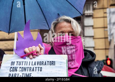 Rome, Italie. 08 mars 2021. La foule éclair du mouvement non una di meno devant le ministère de l'économie pendant la journée internationale des femmes contre la violence et la discrimination sexuelles crédit: LSF photo/Alay Live News Banque D'Images