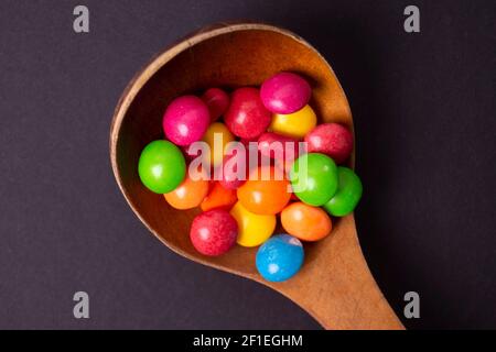 ensemble de friandises multicolores avec une cuillère en bois Banque D'Images