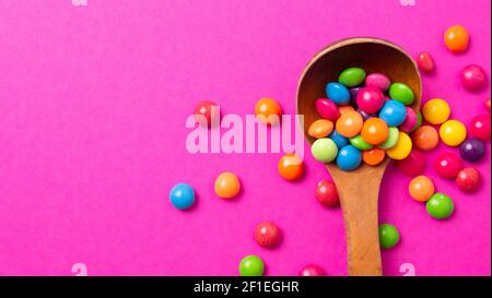 ensemble de friandises multicolores avec une cuillère en bois Banque D'Images