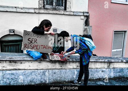 Lisbonne, Portugal-8 mars 2020: Jeunes filles montrant et faisant des bannières féministes, des pancartes de protestation à Lisbonne pour la Journée internationale de la femme Banque D'Images