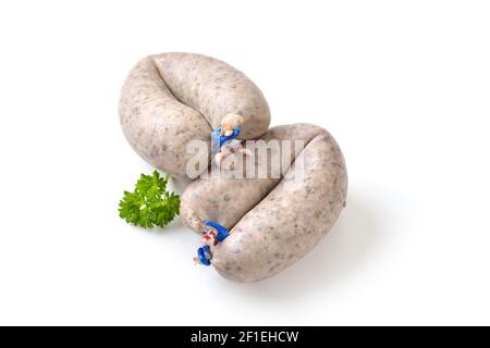 Deux saucisses de foie bavaroises fraîches, telles que celles utilisées pour les plats de viande allemands copieux, sur fond blanc Banque D'Images