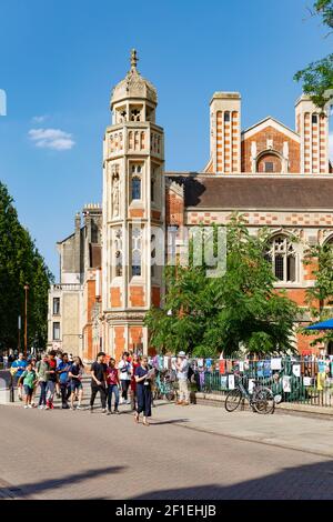 Cambridge, Royaume-Uni, 23 juillet 2019 : Old Divinity School, College of St John The Evangelist in the University. Les gens marchent dans la rue, l'excursion Banque D'Images