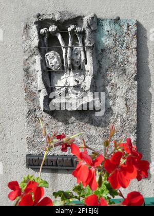 Inscription sur la surface en béton du monument à la Travailleurs de chantier naval tombés à Gdańsk en Pologne Banque D'Images