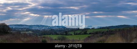 DES RAYONS DE SOLEIL DANSANTS au-dessus DE TORQUAY depuis Burial Ground Fields, Devon, Angleterre, Europe Banque D'Images