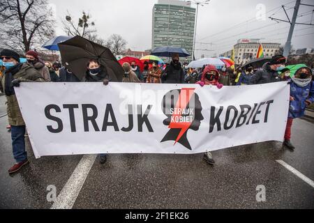 Gdansk, Pologne 7 mars 2021 des manifestants avec des bannières féministes, pro-choix et des drapeaux arc-en-ciel du mouvement LGBT tenant une bannière féminine polonaise géante sont vus à Gdansk, Pologne le 7 mars 2021, le manifeste est un rassemblement annuel pour les droits des femmes et des femmes afin de célébrer la Journée internationale de la femme, journée mondiale célébrant les réalisations sociales, économiques, culturelles et politiques des femmes. Les manifestants exigent les droits des femmes, le respect et le libre choix de l'avortement. Credit: Vadim Pacajev/Alay Live News Banque D'Images