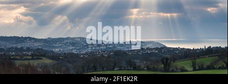 DES RAYONS DE SOLEIL DANSANTS au-dessus DE TORQUAY depuis Burial Ground Fields, Devon, Angleterre, Europe Banque D'Images