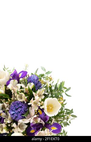 Bordure avec fleurs de printemps pourpres et blanches isolées sur un fond blanc. Belle composition florale. Format vertical. Flat lay, vue de dessus Banque D'Images