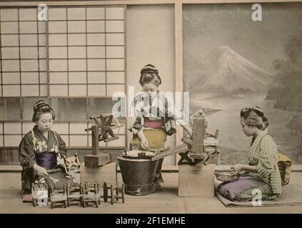 Ogawa Kazumasa photographie intitulée Reeling Silk from the Cocoons. Un groupe de femmes japonaises s'engageant dans l'art traditionnel de la fabrication de la soie. Banque D'Images