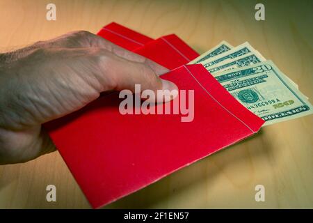 L'enveloppe rouge ou hong bao est utilisé pour donner de l'argent pendant le Nouvel An chinois en Chine et Taiwan Banque D'Images