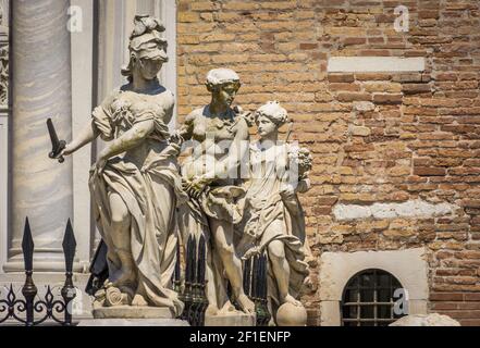 Sculptures classiques à la porte principale de Porta Magna de l'Arsenal vénitien, Venise, Italie. Banque D'Images