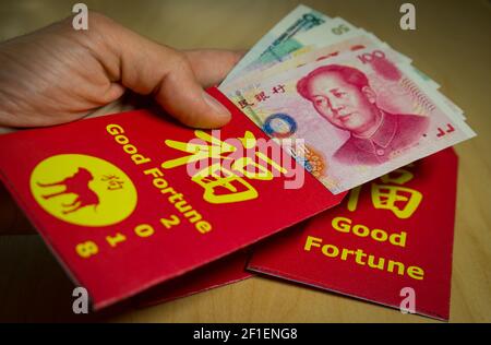 L'enveloppe rouge ou hong bao est utilisé pour donner Argent pendant le nouvel an chinois en 2018 ou l'année du chien Banque D'Images