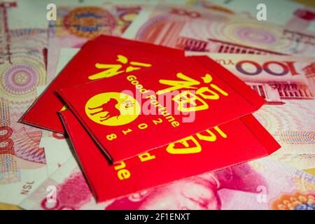 L'enveloppe rouge ou hong bao est utilisé pour donner de l'argent pendant le Nouvel An chinois en Chine et Taiwan Banque D'Images