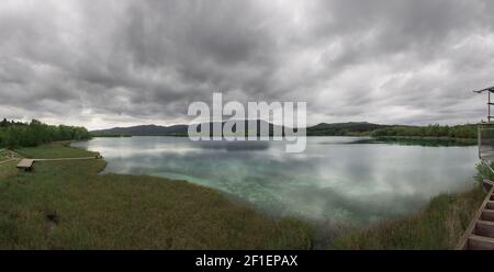 Vue panoramique aérienne sur le lac Banyoles en Espagne Banque D'Images