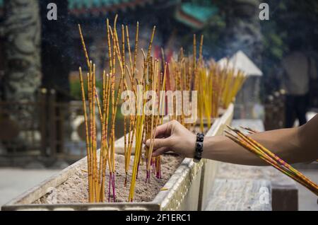 D'encens brûlant en un temple Taoïste de Wong Tai Sin, Hong Kong. Banque D'Images