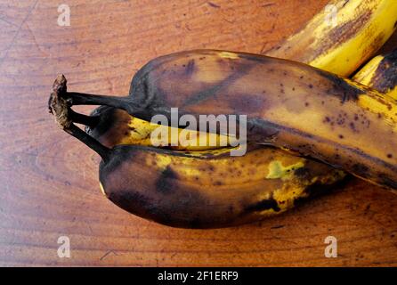 anciennes bananes noircies sur table en bois, norfolk, angleterre Banque D'Images