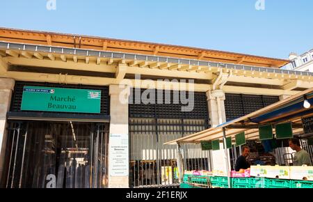 PARIS, FRANCE - 1er SEPTEMBRE 2018 : entrée au marché couvert de produits alimentaires de Beauvau (également célèbre pour ses magnifiques halls) et aux stands du marché de rue à proximité Banque D'Images