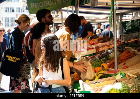 PARIS, FRANCE - 1er SEPTEMBRE 2018 : les gens font du shopping au marché de la rue Beauvau. Les produits biologiques stall. Banque D'Images