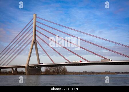 Le pont de Niederrhein au-dessus du Rhin, Wesel, Rhénanie-du-Nord-Westphalie, Allemagne. Die Niederrheinbruecke ueber den Rhein, Wesel, Nordrhein-Westfal Banque D'Images