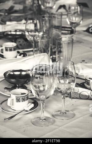 PARIS, FRANCE - 1er SEPTEMBRE 2018 : table désordonnée après une fête brunch dans un café parisien traditionnel. Les boissons renversées, les plats sales vident les verres encore en vie Banque D'Images