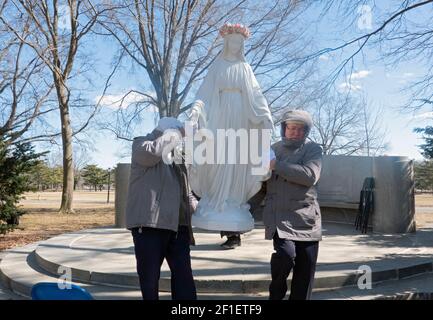 À la fin d'un service de plein air, les fidèles de l'Apostolat mondial de Saint Michel retirent une statue de la Vierge Marie de l'autel. Dans Queens NYC Banque D'Images