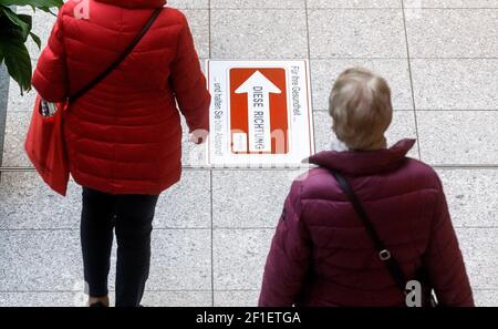 Norderstedt, Allemagne. 08 mars 2021. Les clients marchent devant les marqueurs de chemin avec l'inscription « pour votre santé - de cette façon - et s'il vous plaît garder votre distance! » Au Herold-Centre à Norderstedt. Contrairement à la ville voisine de Hambourg, les clients peuvent à nouveau magasiner dans tous les magasins sans prendre rendez-vous. Credit: Markus Scholz/dpa/Alay Live News Banque D'Images