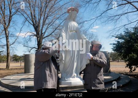 À la fin d'un service de plein air, les adorateurs de l'Apostolat mondial de Saint Michel retirent de l'autel une statue de la Vierge Marie. À Queens, New York. Banque D'Images