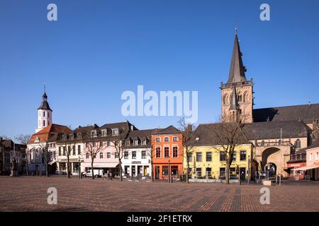 L'église protestante et la cathédrale Saint-Victor et le marché, restaurants, Xanten, Rhénanie-du-Nord-Westphalie, Allemagne. Evangelische Kirche u Banque D'Images