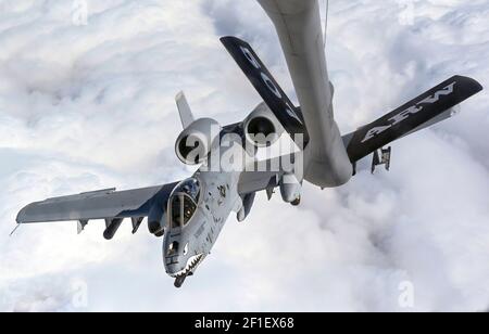 Un avion de combat Thunderbolt II de la US Air Force A-10 affecté au 75e Escadron de chasse, ravitaillent un avion KC-135 Stratotanker en route pour exercer le drapeau rouge à la zone d'essai du Nevada le 5 mars 2021 au-dessus de l'Oklahoma. Banque D'Images