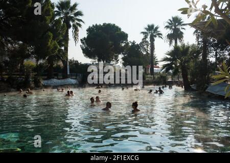 Les touristes non identifiés se baignent dans la piscine d'antiquité ou dans le bain de Cléopâtre à Pamukkale, en Turquie Banque D'Images