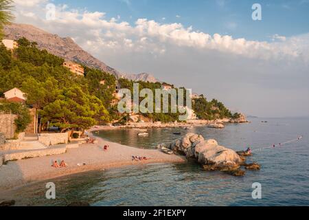 Belle plage à Makarska Riviera, Dalmatie, Croatie Banque D'Images